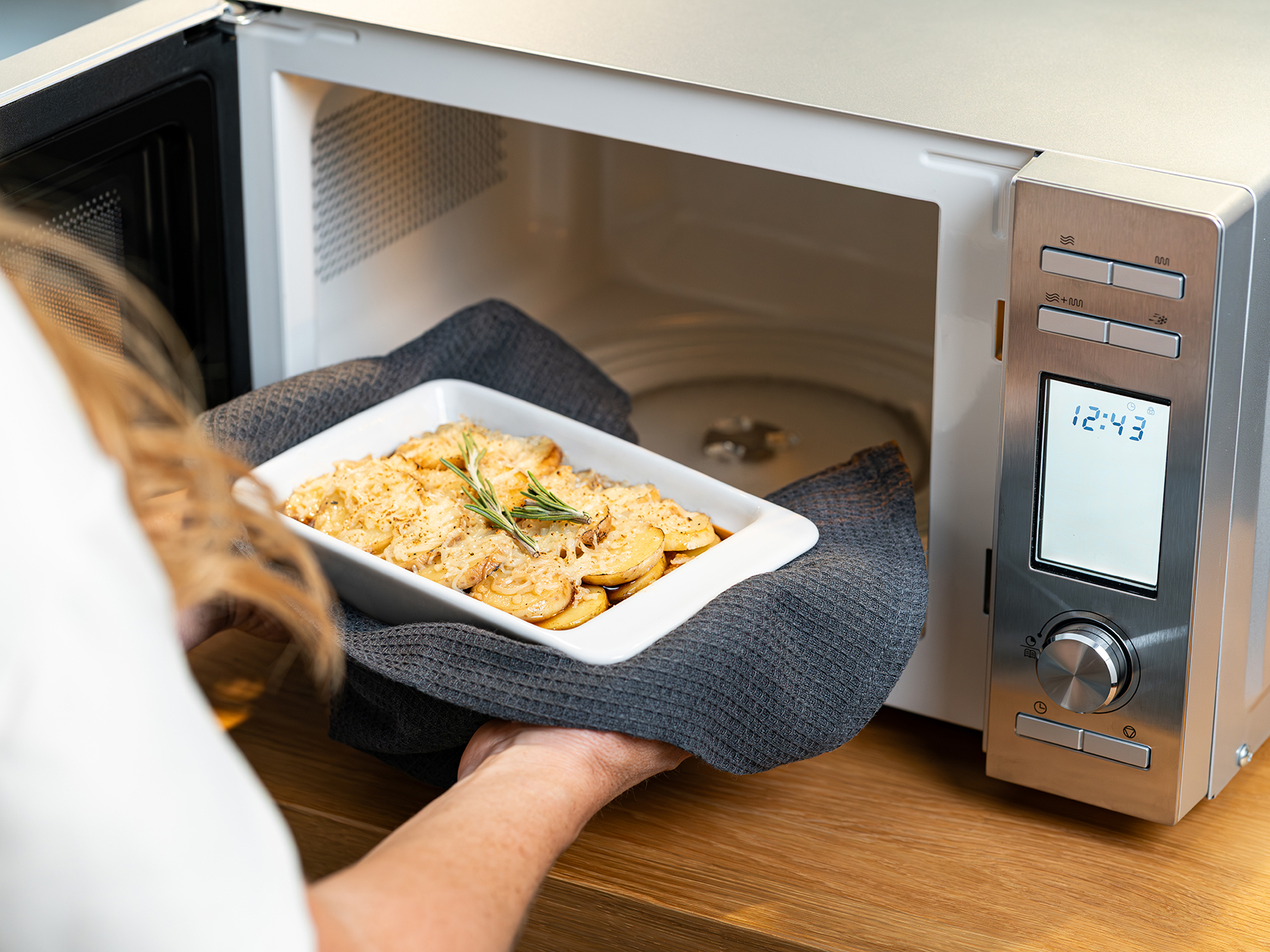 Sencor SMW 6020SS mikrohullámú sütő grill funkcióval