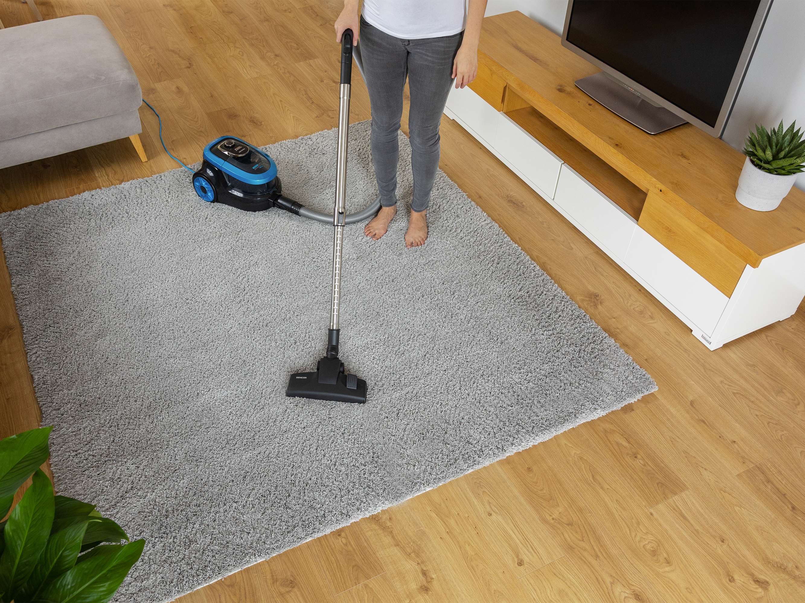 Sencor SVC 1035TQ bagless vacuum cleaner with hepa h13 filter and a 10-meter reach
