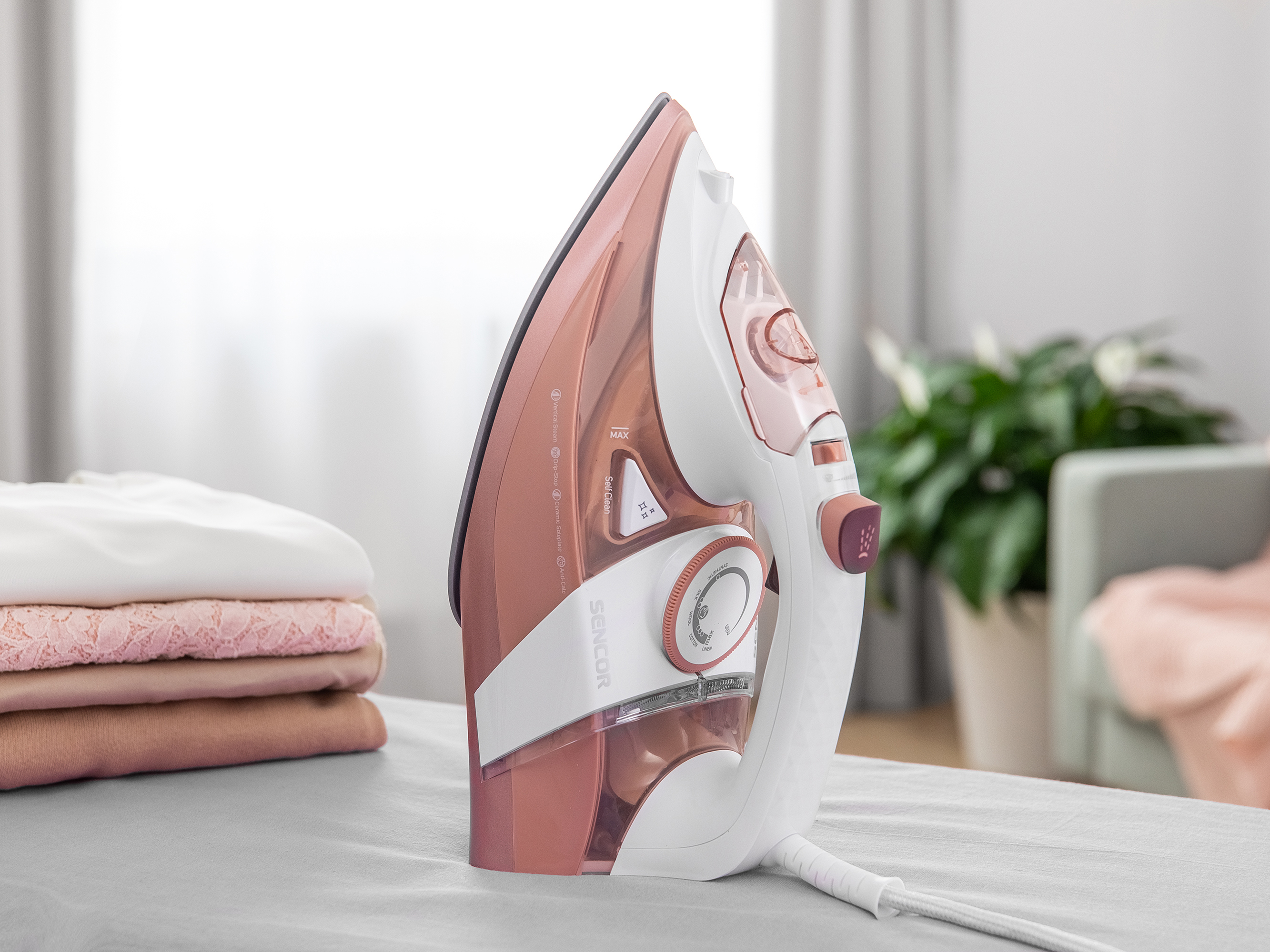 Sencor napařovací žehlička s keramickou plochou SSI 8300RS