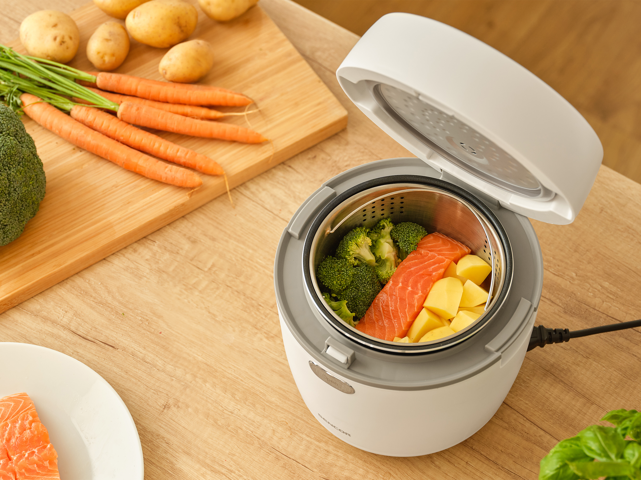 Sencor SRM 0670WH low-carb rice cooker with steaming basket
