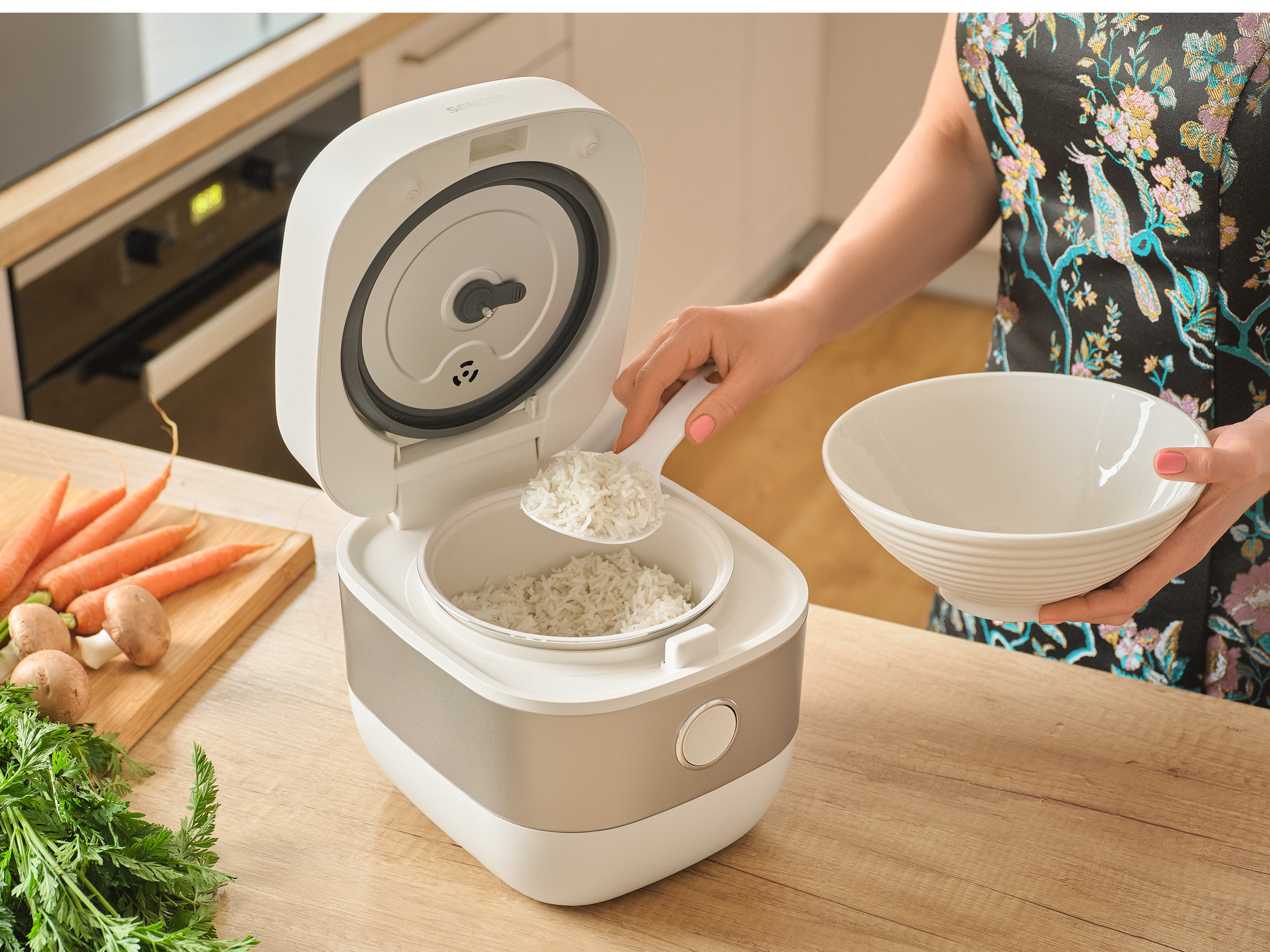 Sencor SRM 1600WH the pot's ceramic coating conducts heat exceptionally well, so the rice cooks evenly without burning. in addition, this coating is naturally nonstick and resistant to mechanical damage, making it very easy to clean.