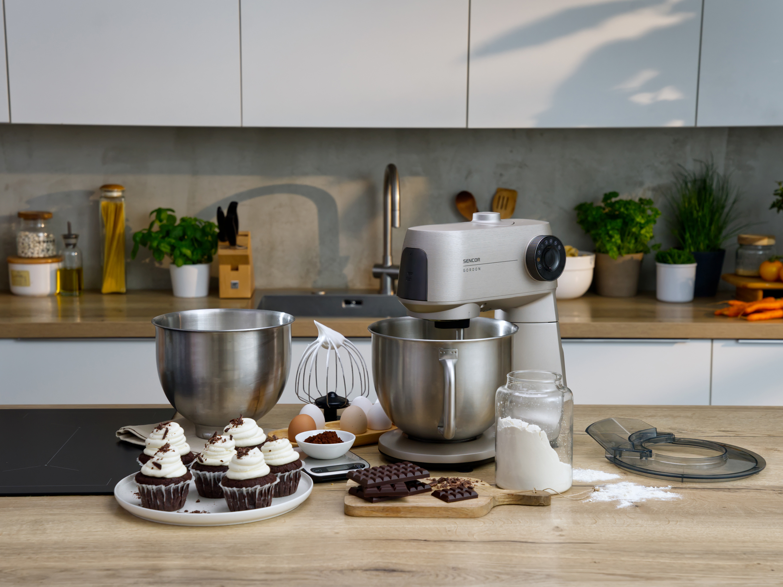 Sencor STM 7651WS the unique, patented arm design allows you to lift it with one hand without the risk of pinching your fingers. changing attachments is quick, convenient, and safe, so every member of the family will appreciate this all-metal food processor from the very first use.