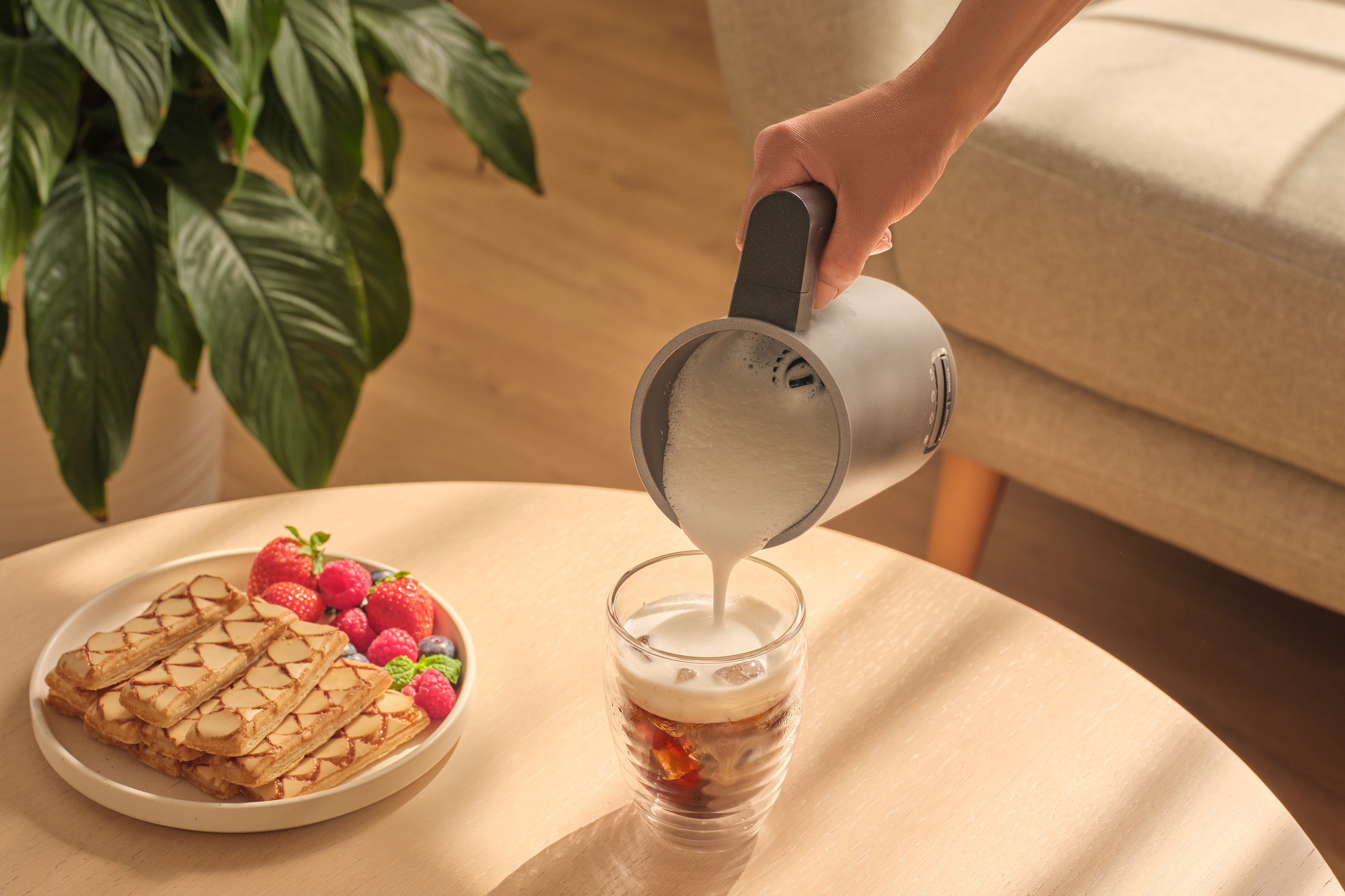 Sencor SMF 2010BK safe use is ensured by the cool touch double-walled design, which remains cool to the touch even after heating milk.