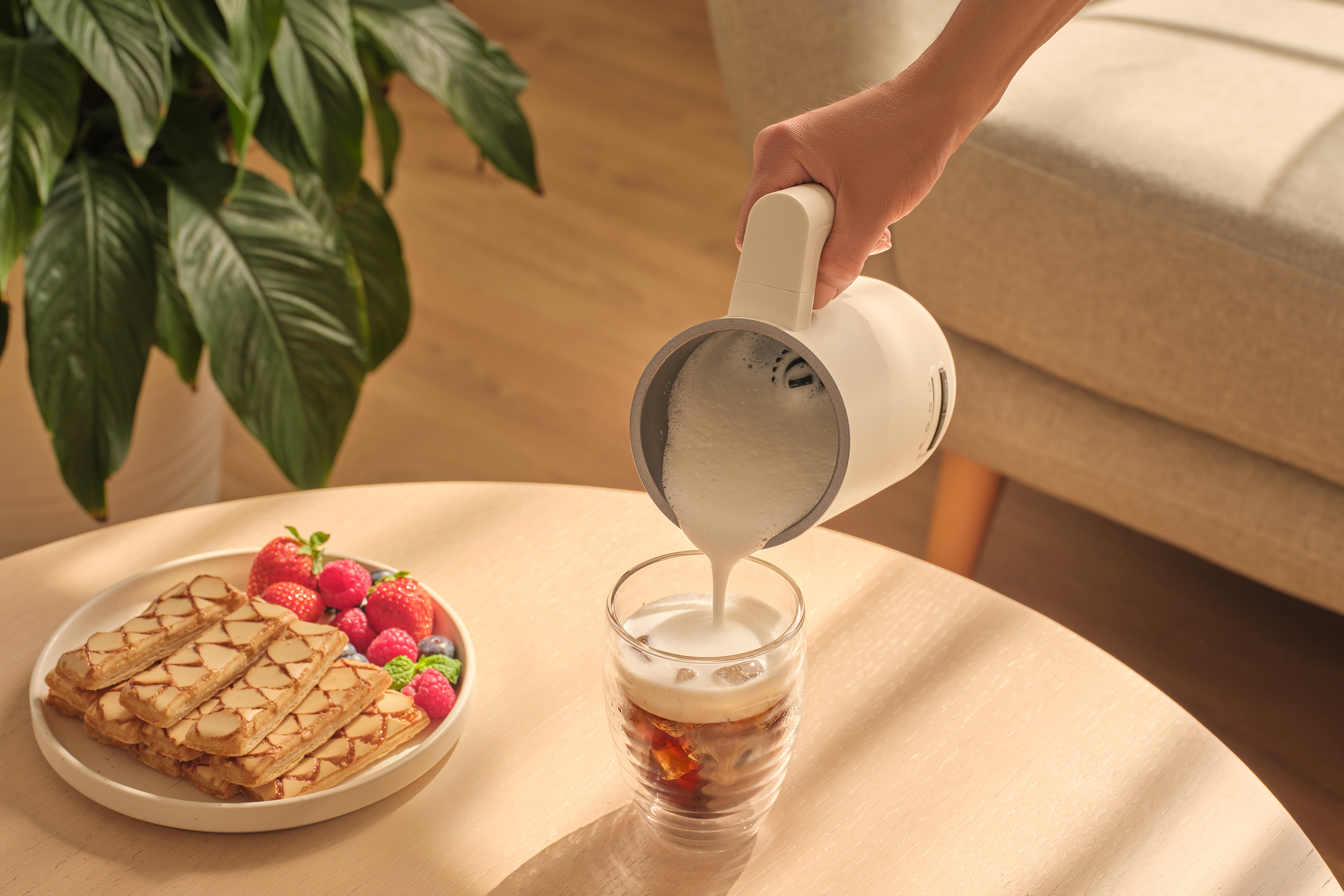 Sencor SMF 2011WH safe use is ensured by the cool touch double-walled design, which remains cool to the touch even after heating the milk.