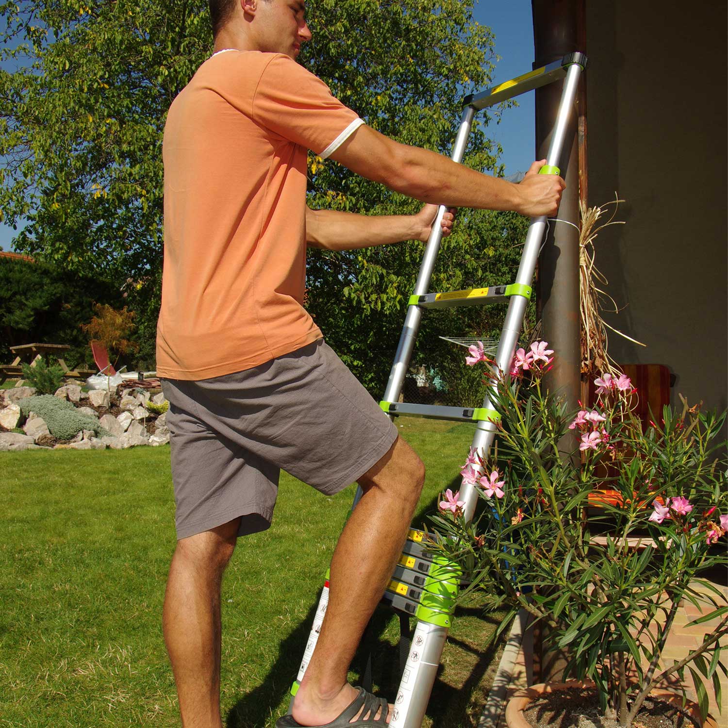 Fieldmann FZZ 4005 telescopic ladder with a load capacity of 150 kg for safe use.