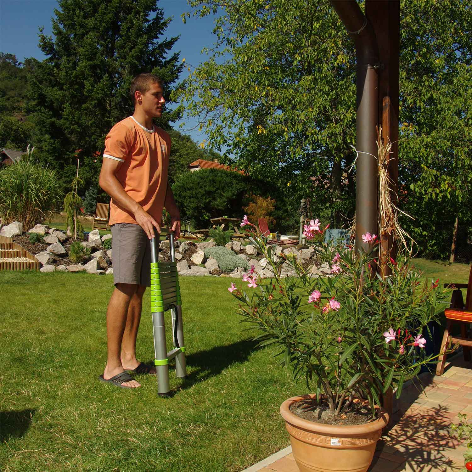 Fieldmann FZZ 4005 telescopic ladder with compact dimensions for convenient storage.