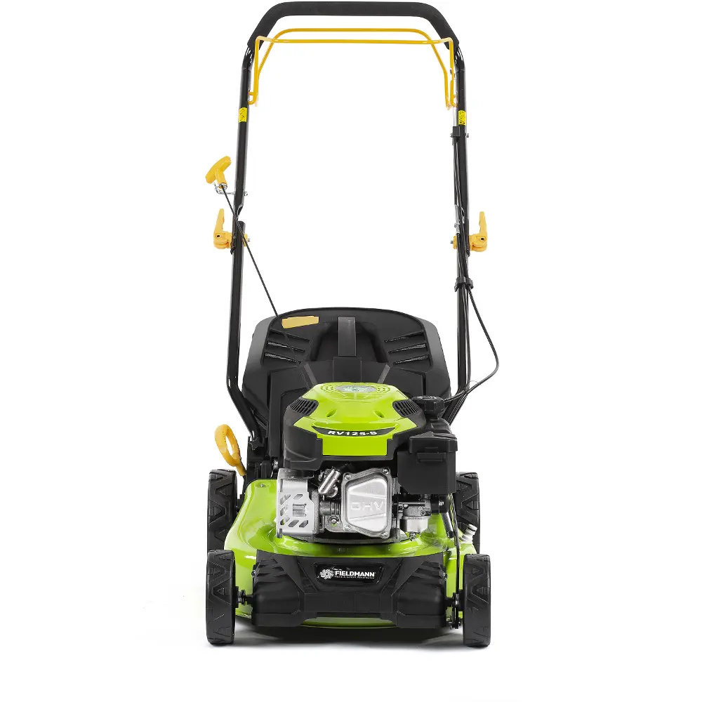 Benzínová kosačka Fieldmann FZR 4210-B s pohonom so šírkou 42 cm pre efektívne kosenie stredných plôch.