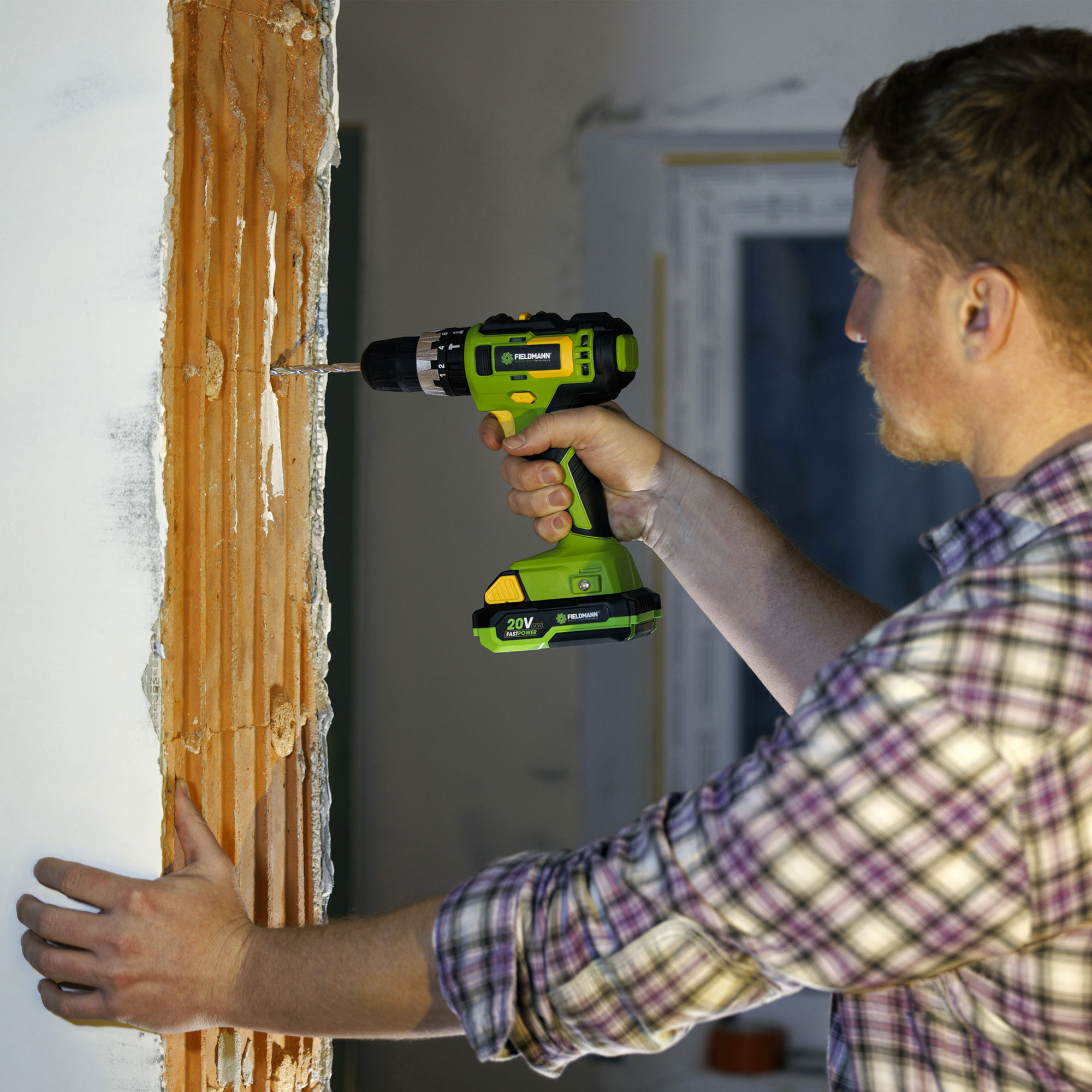 Aku vrtačka Fieldmann FDUV 70105-0 s příklepem a výkonem 35 N.m pro efektivní vrtání do tvrdých materiálů.