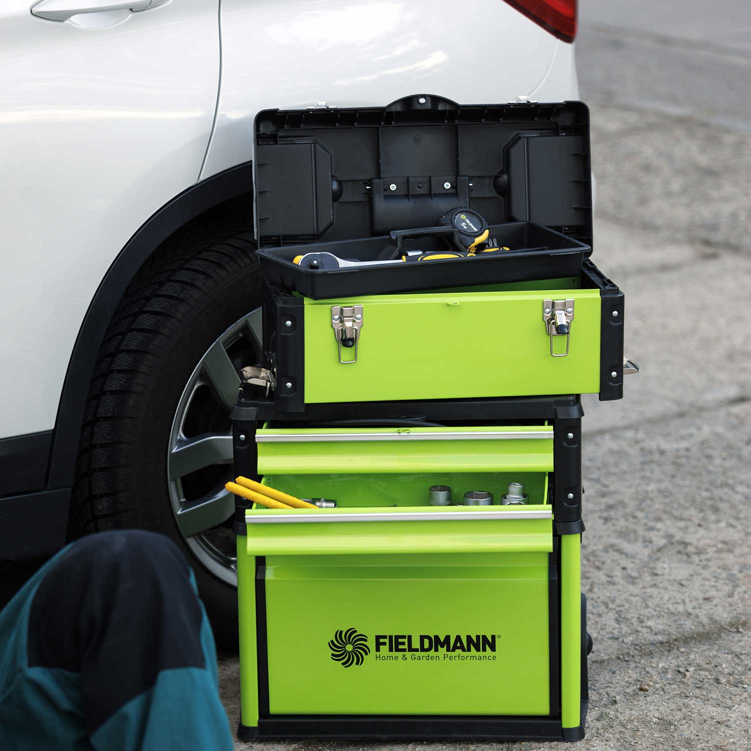The Fieldmann FDN 4150 metal tool box with its durable construction ensures a long service life and protection of the tool.