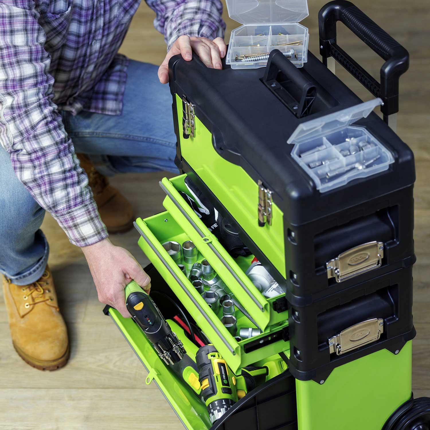 The Fieldmann FDN 4150 metal tool box with its three-storey design allows for clear and separate tool storage.