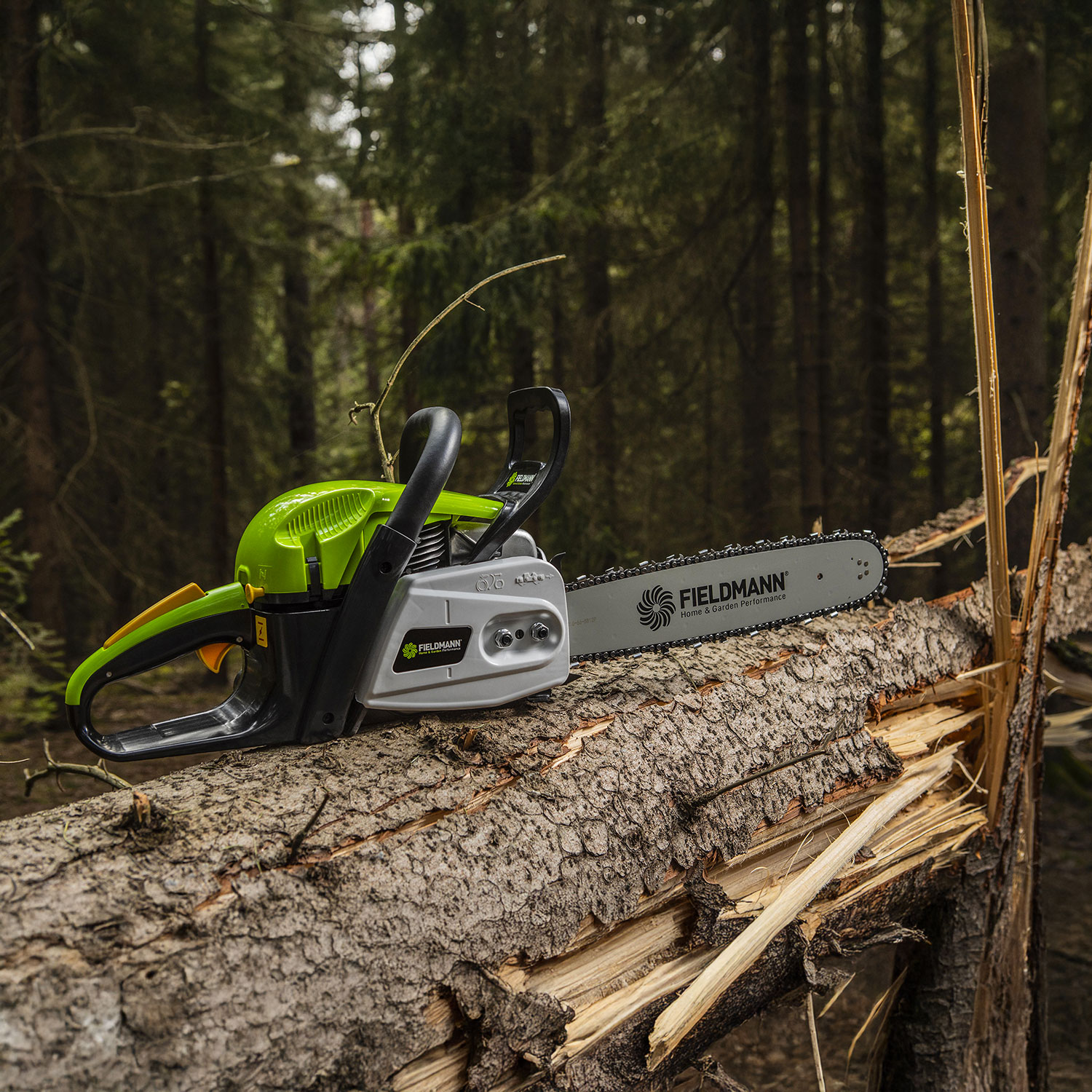 Fieldmann FZP 5816-B benzynowa piła łańcuchowa z automatycznym smarowaniem łańcucha.
