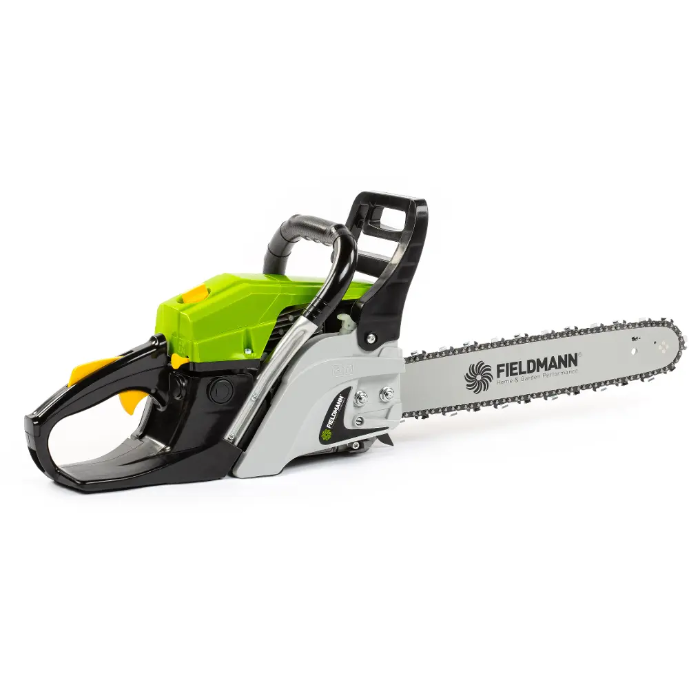 Benzínová řetězová pila Fieldmann FZP 56516-B s 40cm lištou pro přesné a rychlé řezání dřeva.