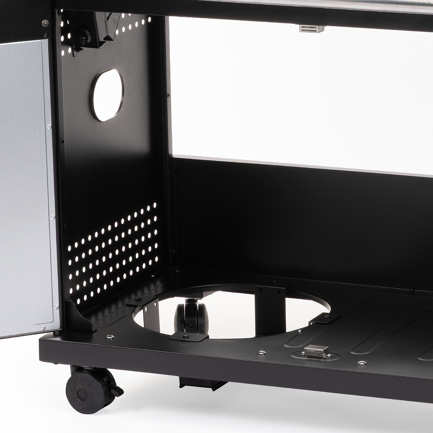 Fieldmann FZG 3035 Plynový gril - Integrovaný prostor pro plynovou bombu.