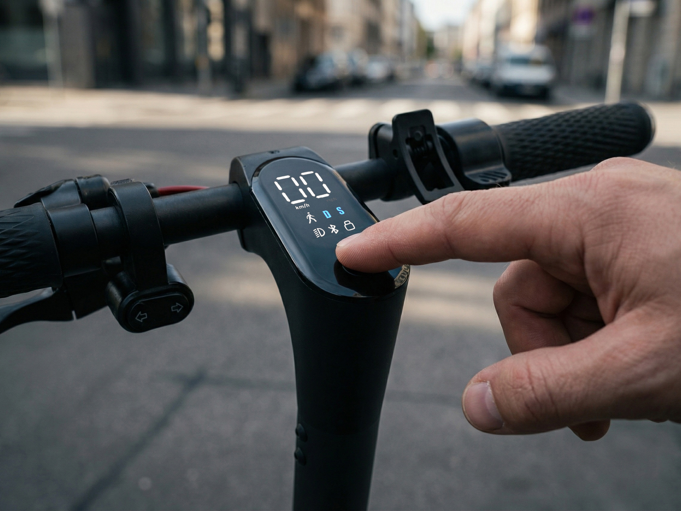 Sencor SCOOTER S21 the reliable dual braking system ensures quick and safe stopping in any situation. the turn signals clearly alert other road users to changes in direction. with these features, sencor electric scooters can safely navigate even the busiest city traffic.