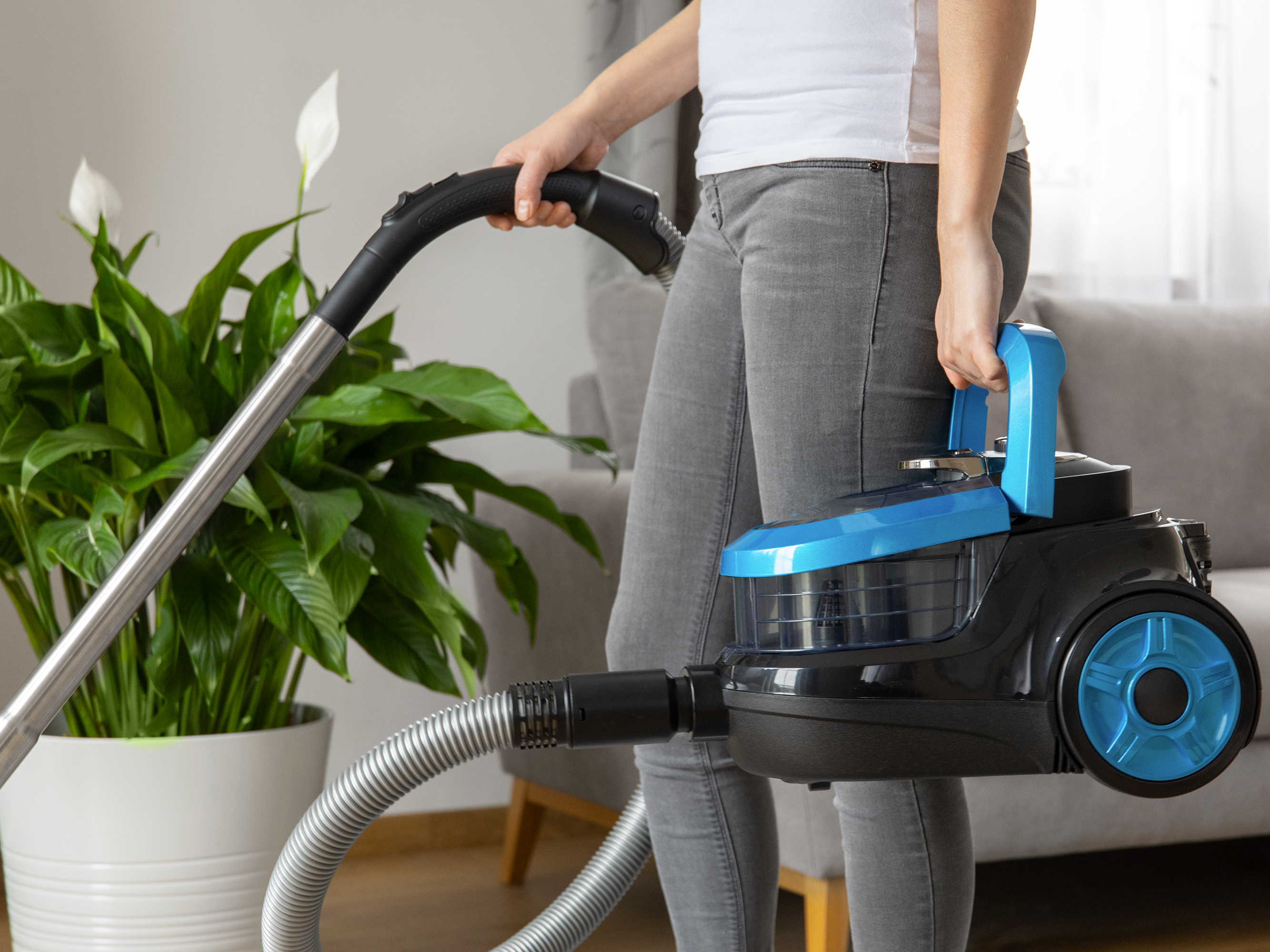 Sencor bezsáčkový vysavač s hepa h13 a dosahem 10 m SVC 1035TQ